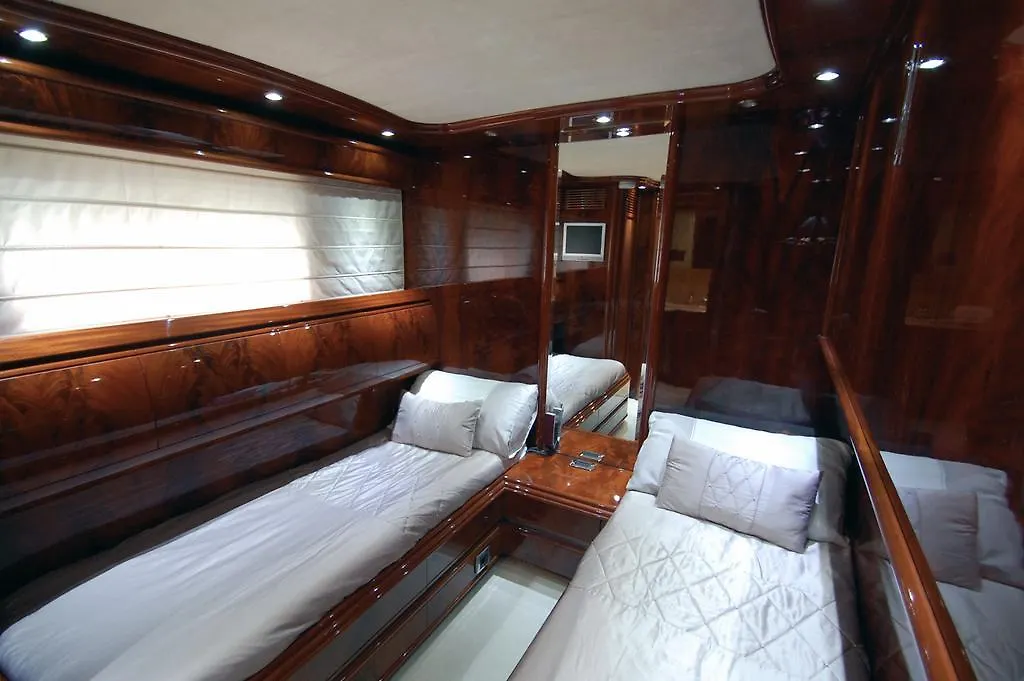 Motor Yacht Dandy Hotel Barcelona