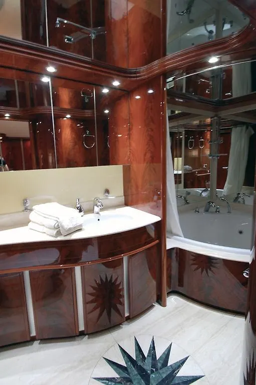 Motor Yacht Dandy Hotel Barcelona 3*,
